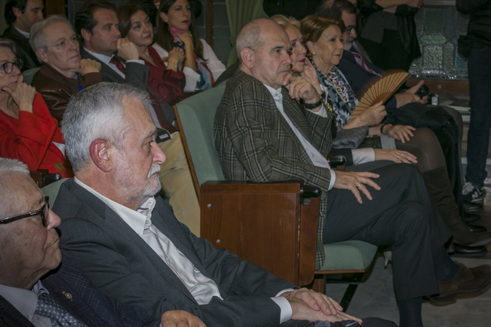 Los expresidente de la Junta de Andalucía, José Antonio Griñán (2i) y Manuel Chaves (3i), asisten a la presentación de la Fundación Felipe González. En Sevilla, a 12 de febrero de 2020.