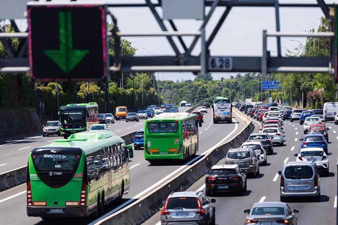 Archivo - Atasco en la autovía A6, a 24 de julio de 2024, en Madrid (España). 