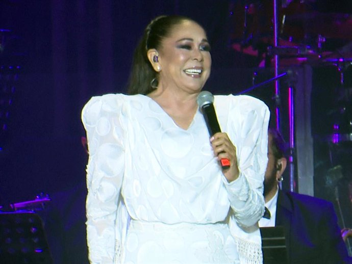 Isabel Pantoja en el escenario durante su concierto en el Recinto Ferial Tenerife a 21 de Septiembre de 2024 en Tenerife (España)