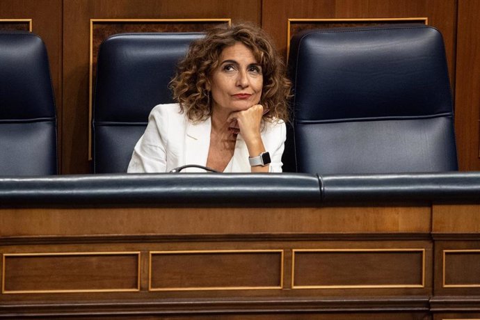 La vicepresidenta primera y ministra de Hacienda, María Jesús Montero, durante la sesión de control al Gobierno, en el Congreso de los Diputados, a 18 de septiembre de 2024, en Madrid (España).