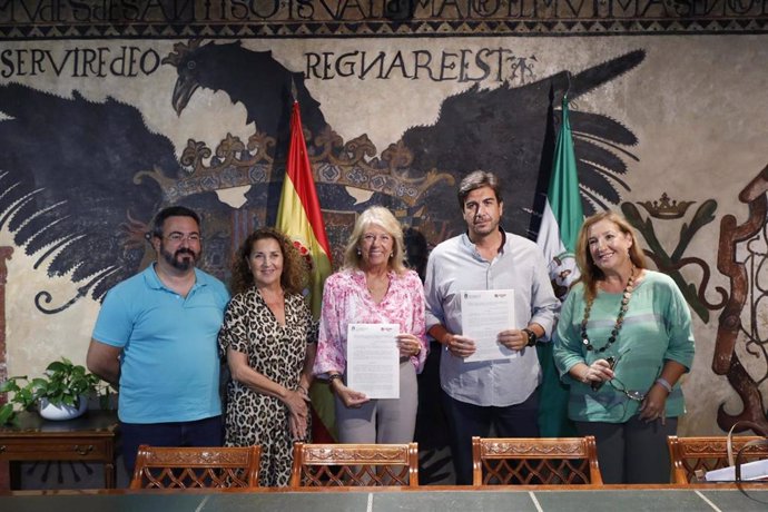 Firma del convenio de colaboración del Ayuntamiento de Marbella con Cáritas y Marbella Voluntaria.