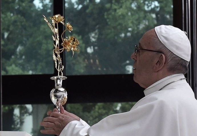 El Papa Francisco con la Rosa de Oro.