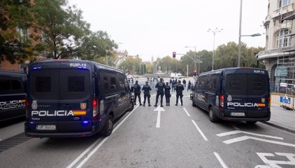 Sumar reclama que los policías luzcan su identificación ante posibles abusos y el Gobierno dice que ya es obligatorio