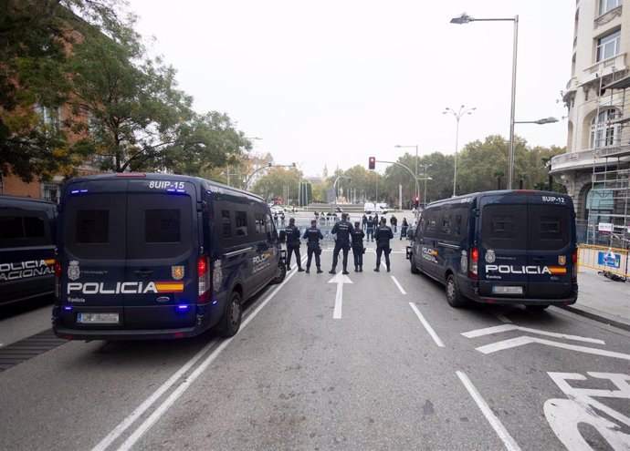 Archivo - Vehículos y agentes de Policía Nacional en uno de los accesos al Congreso de los Diputados