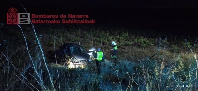 Bomberos intervienen en el lugar del accidente.