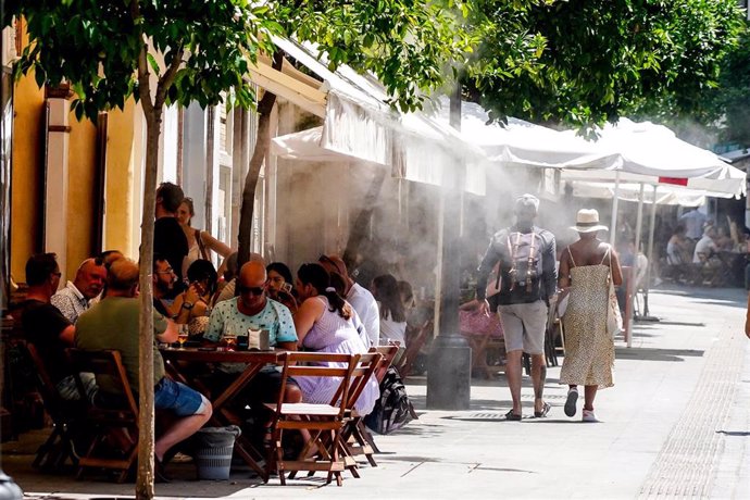 Archivo - Bares con vaporizador por los alrededores de la Catedral de Sevilla.