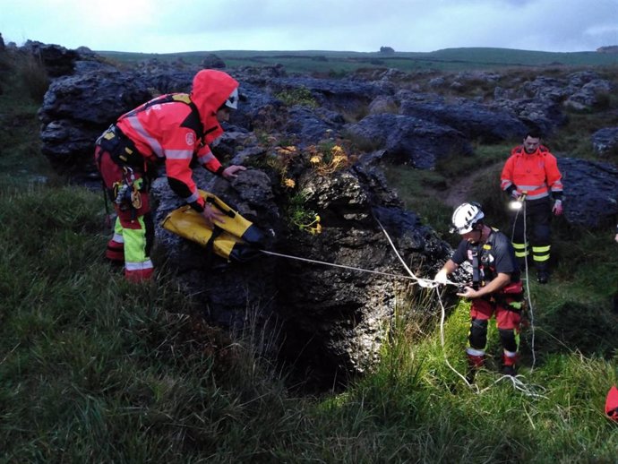 Bomberos rescatan a un perro caído en una torca en Bareyo