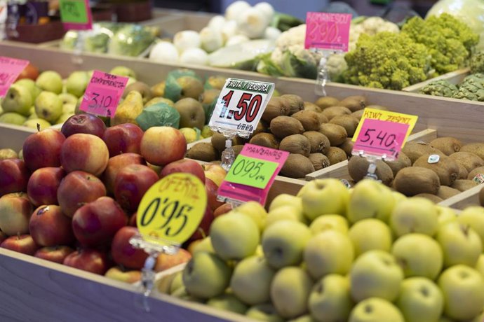 Archivo - Manzanas y otras frutas en un puesto de un mercado de abastos.