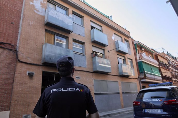 Archivo - Agentes de la Policía Nacional entran en un edificio de la calle José Garrido que estaba okupado, a 20 de julio de 2021, en Madrid (España). Agentes de la Policía Nacional han desalojado a primera hora de este martes a cuarenta okupas que vivían