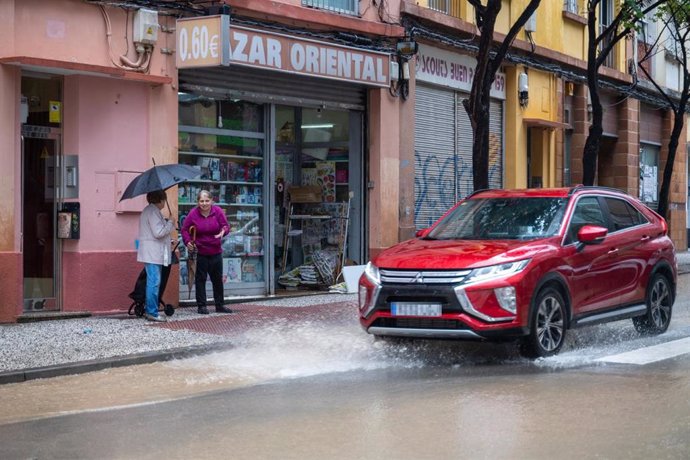 Un coche circula por una calle inundada por la lluvia, a 21 de septiembre de 2024, en Zaragoza, Aragón (España). Las precipitaciones han provocado afecciones en el tráfico y en el transporte público de la capital aragonesa. 