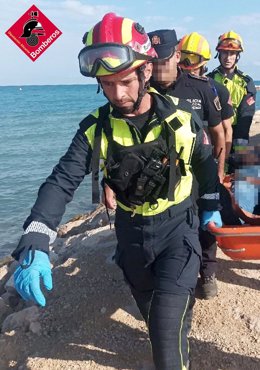 Bomberos rescatan a un pescador de 71 años en la playa de Les Deveses, en Dénia