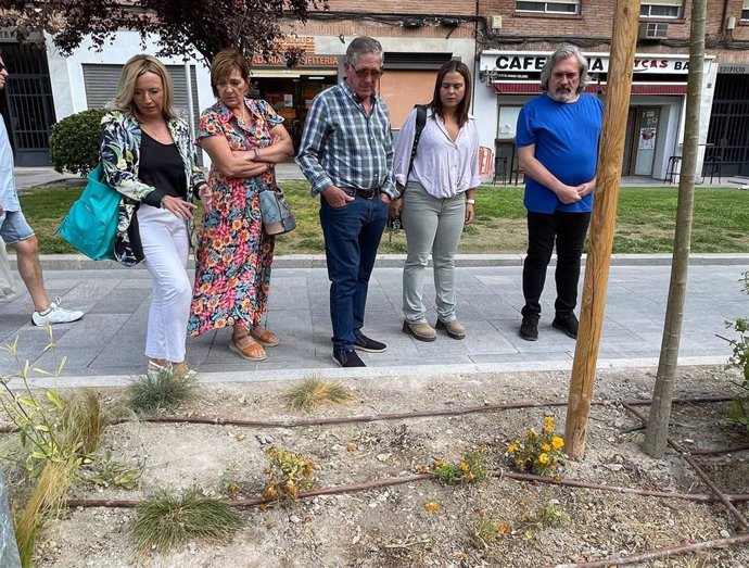 Dirigentes socialistas y vecinales visitan los parterres del Gran Eje.