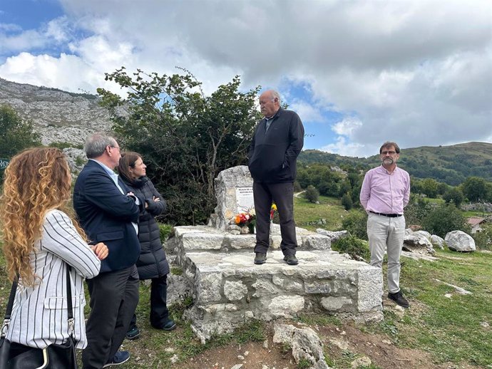 La delegada del Gobierno en Asturias, Adriana Lastra, asiste en Cabrales a la ofrenda floral ante el monolito que rinde homenaje a los defensores de la legalidad democrática de la Segunda República.