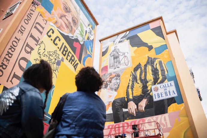 Mural de Projeto Ruido en el Festival Asalto que este año ha intervenido en el barrio de Torrero-La Paz. El trabajo plasma la importancia en el fútbol de la capital aragonesa del histórico CD Iberia.