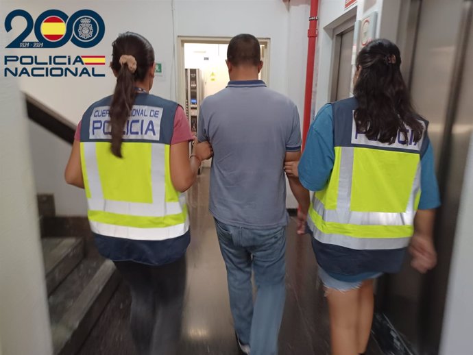 Agentes de Policía Nacional con el detenido por trata con fines de explotación laboral y favorecimiento de inmigración ilegal en Mallorca