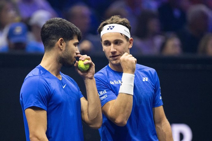 22 September 2024, Berlin: Sapin's Carlos Alcaraz (L) and Casper Ruud talk to each other during their men's doubles tennis match against USA's Ben Shelton and Frances Tiafoe during the Laver Cup at Uber Arena. Photo: Christophe Gateau/dpa