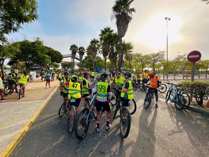 El Puerto celebra el Día Europeo Sin Coches con una "multitudinaria" ruta en bici por el litoral.