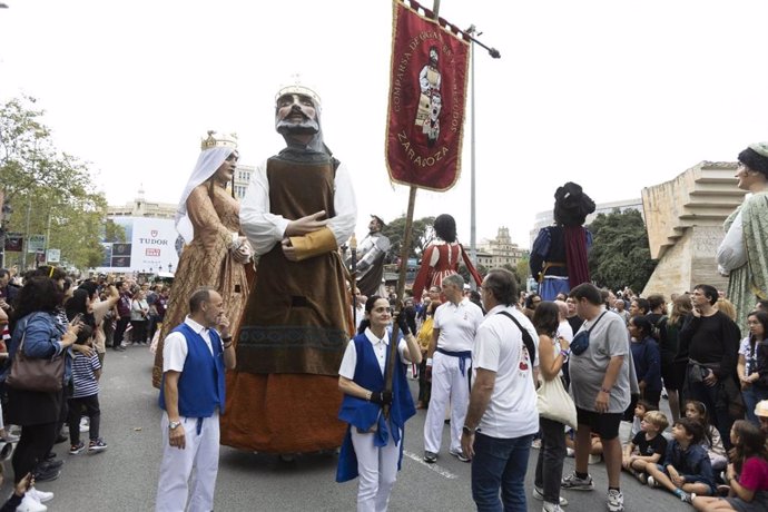 La comparsa de Gigantes de Zaragoza durante el desfile en las Fiestas de la Mercé de Barcelona.