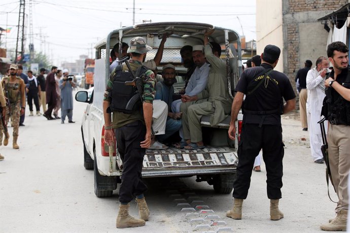 Archivo - August 16, 2024, Peshawar, Peshawar, Pakistan: Bombing targeting police vehicle on roadside in Peshawar..PESHAWAR, PAKISTAN AUGUST, 16: Pakistani security officials inspect the scene of an explosion of an improvised explosive device (IED) target