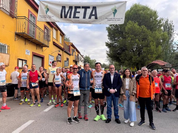 El alcalde de Jaén, Agustín González, acompañado por la concejal de Deportes, Ana Núñez, y varios miembros del equipo de Gobierno, en la XX Subida al Pantano del Quiebrajano.