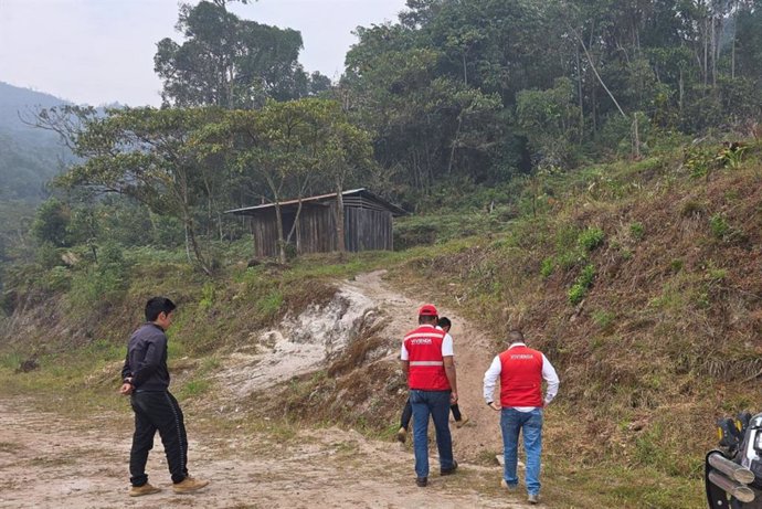 Personal del Ministerio de Vivienda, Construcción y Saneamiento, inspecciona viviendas afectadas por los incendios forestales.