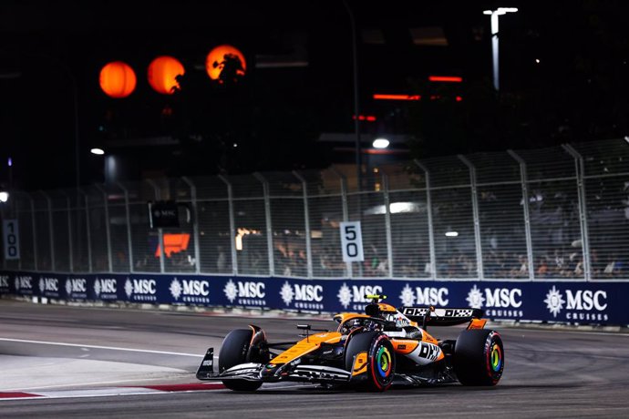 04 NORRIS Lando (gbr), McLaren F1 Team MCL38, action during the Formula 1 Singapore Grand Prix 2024, 18th round of the 2024 Formula One World Championship from September 20 to 22, 2024 on the Marina Bay Circuit, in Singapore, Singapore - Photo Antonin Vin