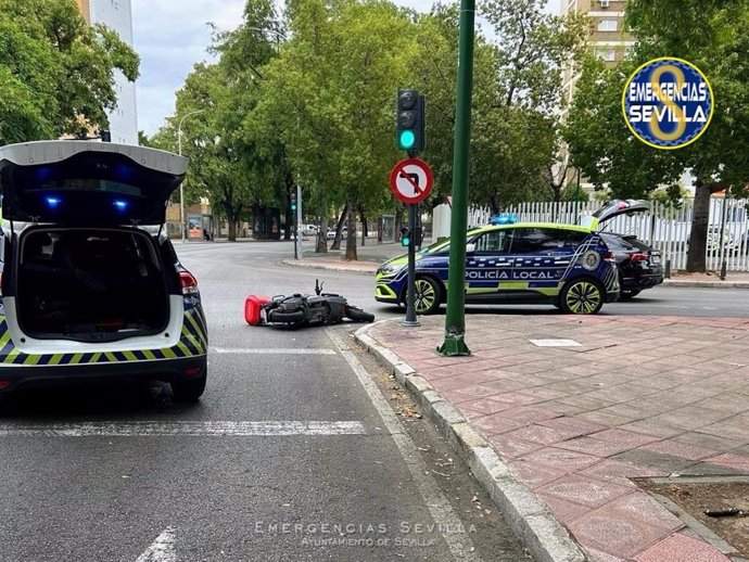 Accidente mortal de un conductor de una moto en la glorieta Víctimas del Terrorismo.