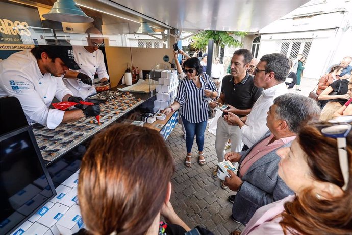 El conselleiro do Mar, Alfonso Villares, visitado este domingo la 'foodtruck' de Ribadeo.