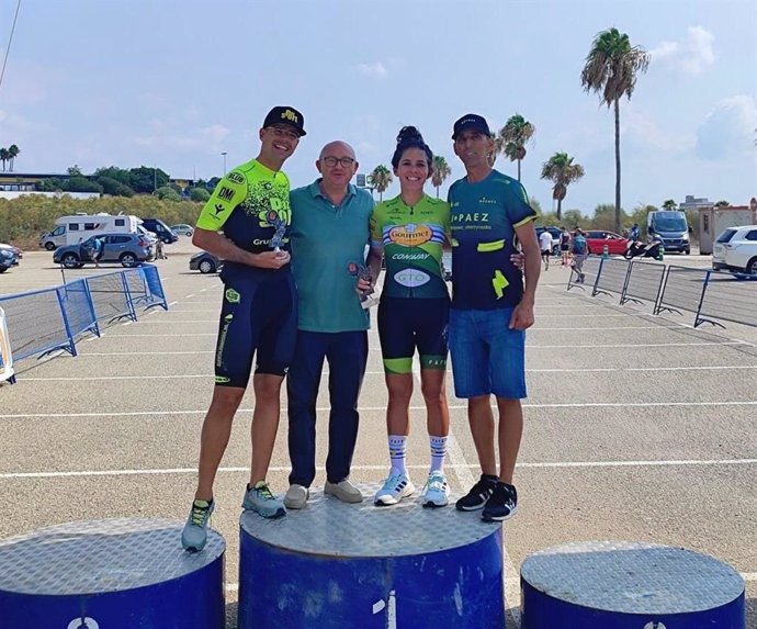 Foto de entrega a los premiados en la media maratón La Vuelta de El Puerto.