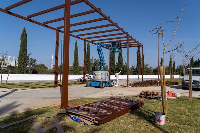 Archivo - Operarios ultiman la puesta a punto de una pérgola de sombra en el Paseo de Torneo, en foto de archivo.