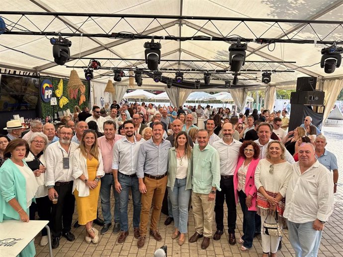 Miembros del PP en Talavera con motivo del Día del Afiliado en la Feria.