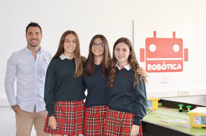 Las alumnas del colegio Sansueña Nerea, Irene y Marta, junto al profesor Luis Latorre.