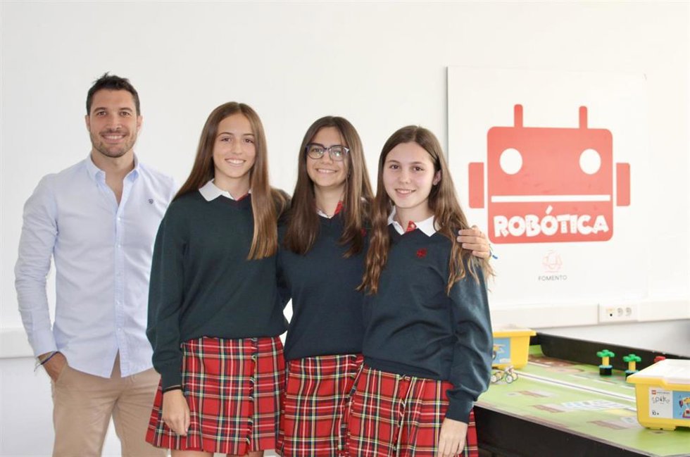 Las alumnas del colegio Sansueña Nerea, Irene y Marta, junto al profesor Luis Latorre.