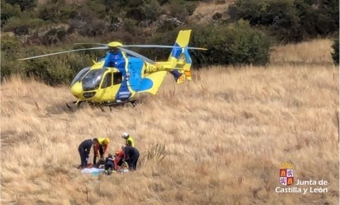 Los servicios de emergencias evacúan a un varón herido por un disparo en una montería en El Espinar (Segovia).