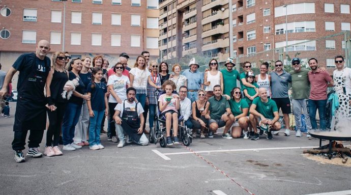 La alcaldesa de Castelló, Begoña Carrasco, ha asistido a la fiesta solidaria que ha organizado la Asociación de Vecinos PAU Sensal a favor de la asociación Mef2C