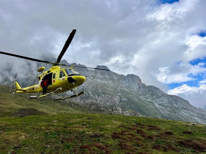 El helicóptero rescata a una montañera alemana perdida en Peña Vieja