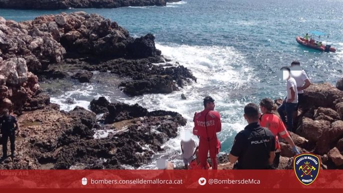 Rescatan a un hombre de 33 años atrapado en una pequeña cavidad costera en Cala Morlanda