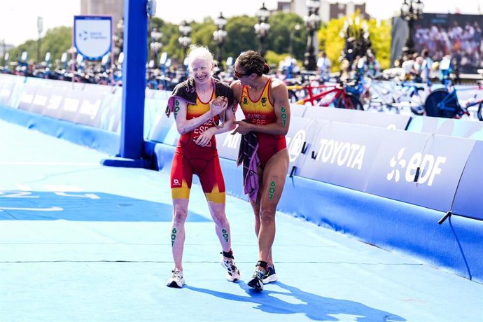 Susana Rodríguez y su guía Sara Pérez tras conseguir la medalla de oro en Paris 2024