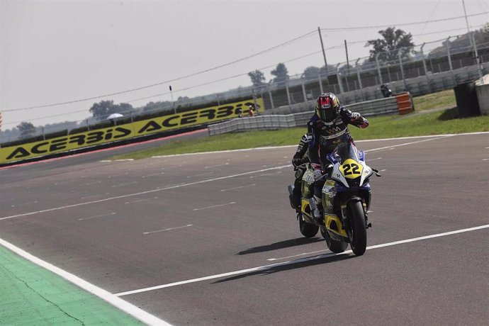 La piloto española Ana Carrasco celebra su victoria en la segunda carrera de la cuarta cita del Mundial Femenino de Motociclismo en Cremona (Italia)