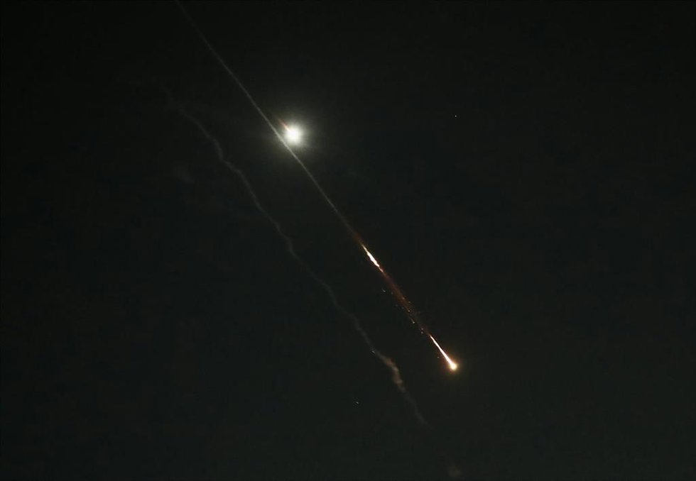 Archivo - Imagen de archivo de la defensa aérea israelí interceptando proyectiles