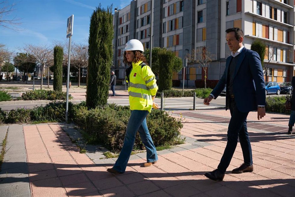 Archivo - La presidenta de la Comunidad de Madrid, Isabel Díaz Ayuso, a su llegada a las obras del Plan Vive, a 28 de marzo de 2023, en Getafe, Madrid (España).
