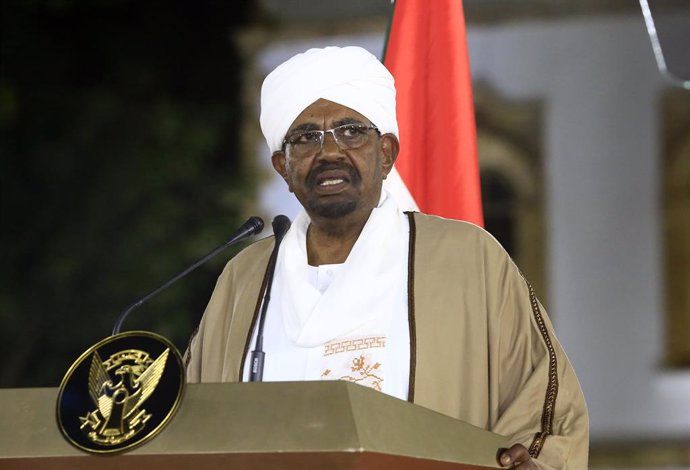 Archivo - KHARTOUM, Feb. 22, 2019  Sudanese President Omar al-Bashir delivers a speech in Khartoum, Sudan, on Feb. 22, 2019. Omar al-Bashir on Friday declared a state of emergency in Sudan for one year in the wake of popular protests in the country.