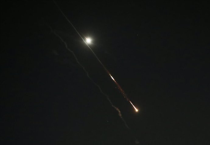 Archivo - JERUSALEM, April 14, 2024  -- This photo taken on April 14, 2024 shows flares from explosions in the sky over Jerusalem as Israel's Iron Dome anti-missile system intercepts missiles and drones from Iran. A combined attack of dozens of ballistic 