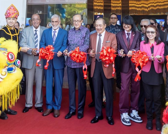 Prof. Dato’ Sri Dr. Mike Chan (second from right) at the ribbon cutting ceremony of the new European Wellness Premier Center along with YAB Datuk Seri Panglima Haji Hajiji Bin Haji Noor (Middle), YB Datuk Seri Panglima Haji Masidi Manjun (third from left)