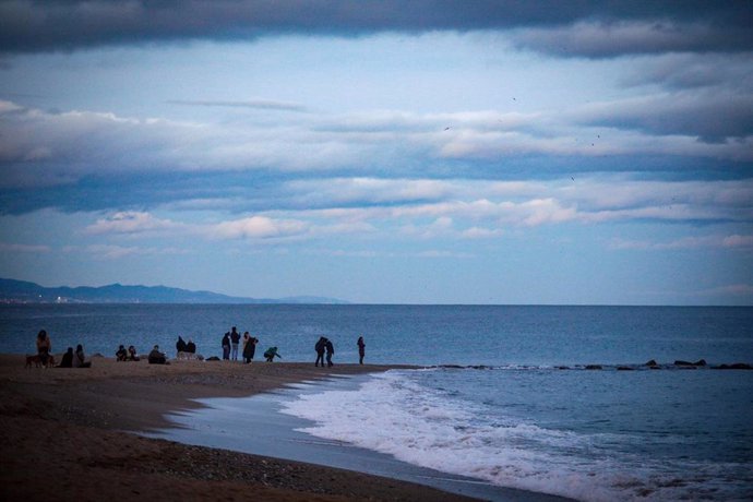 Archivo - La gente pasea en la playa de la Barceloneta, a 16 de enero de 2023, en Barcelona, Cataluña (España). La borrasca Gérard, séptima de la temporada, se adelanta a la borrasca Fien