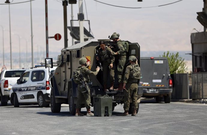 Militares del Ejército de Israel tras un ataque en el paso fronterizo del puente de Allenby o puente del Rey Hussein, que conecta Jordania con Cisjordania (archivo) 