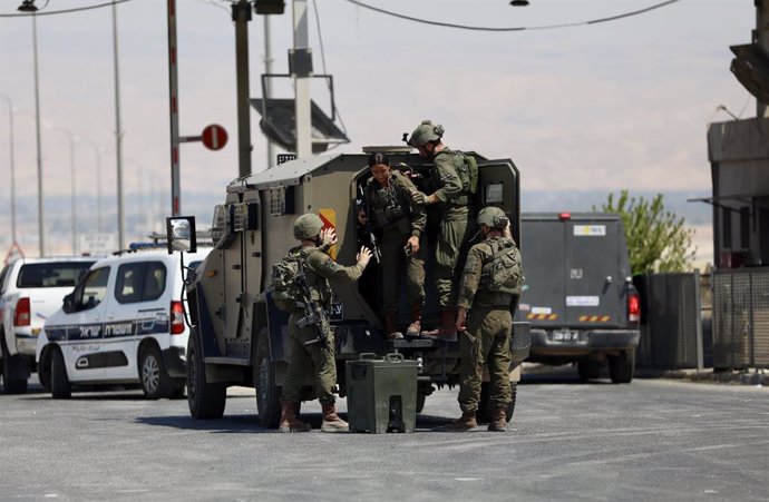 Militares del Ejército de Israel tras un ataque en el paso fronterizo del puente de Allenby o puente del Rey Hussein, que conecta Jordania con Cisjordania (archivo)