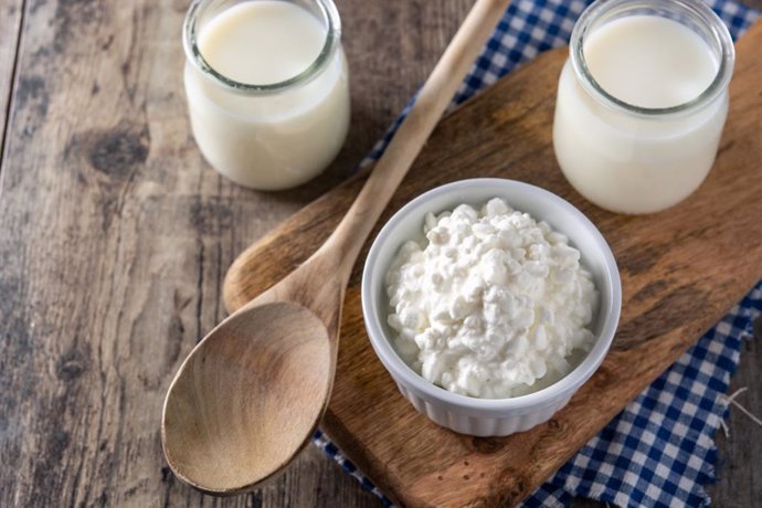 Archivo - Milk kefir grains on wooden table