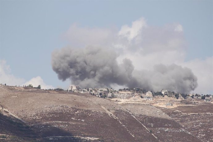 Columna de humo tras un bombardeo del Ejército de Israel contra Yabal al Dahr, en los alrededores de la localidad de Hasbaya, en Líbano (archivo)