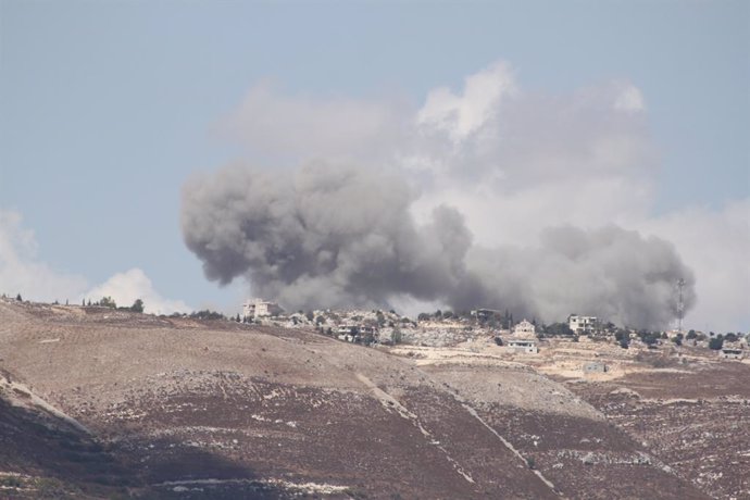 Columna de humo tras un bombardeo del Ejército de Israel contra Yabal al Dahr, en los alrededores de la localidad de Hasbaya, en Líbano (archivo)